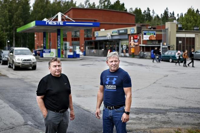 Yrittäjä Juhani Varjamon (oik.) mukaan Posti tiedusteli pari viikkoa sitten, olisiko huoltamolla ollut tilaa pakettiautomaatille. – Sanoin, että nyt on tämmönen tilanne, Varjamo sanoo. Kuvassa myös huoltamon työntekijä Mika Mäkelä. KUVA: TOMI KOSONEN