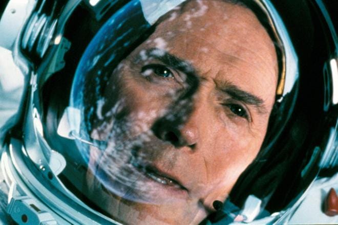 Space Cowboyssa jo ikämiehiksi ehtineet entiset astronauttikokelaat pääsevät avaruuteen. Yksi heistä on Frank Corvin (Clint Eastwood). KUVA: Yle Kuvapalvelu