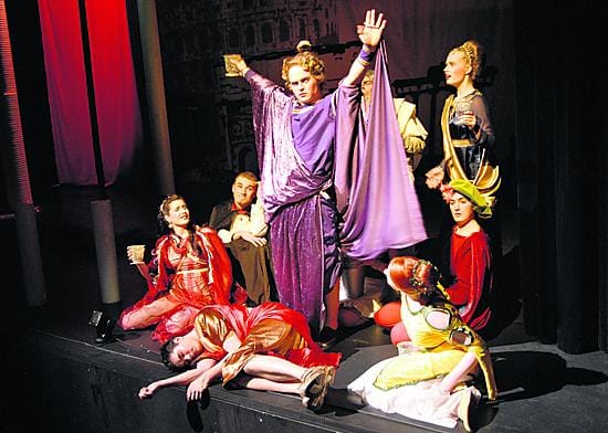 Trimalchion juhlien lopussa tolpillaan pysyvät enää Nero (Ossi-Matti Lahtinen) ja hänen ylväs äitinsä Agrippina (Jaana Vapaavuori).