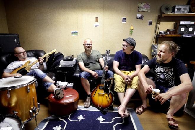 Janne Käpylä, Markus Välimaa, Jaakko Elenius ja Petteri Lehtola ovat yhtä kuin Vaelimaa. Yhtye esiintyy tänään perjantaina Vaasa Festivalin sisäsataman terassilla, jossa on mukana muitakin paikallisia yhtyeitä. Yhtye julkaisee uuden levyn syksyllä. KUVA: JOUKO HÄNNINEN