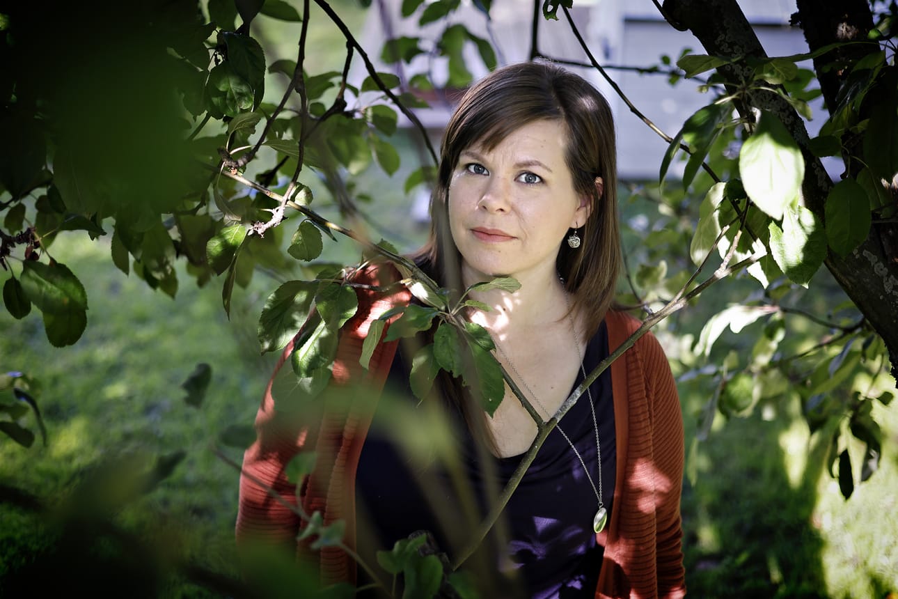 Nuorisopsykologina työskentelevä Henna Helmi Heinonen ei arkaile tarvittaessa kysyä nuorilta itsetuhoisista ajatuksista. Hän sanoo, että on ihmisen mitätöintiä, jos asiasta vaietaan.