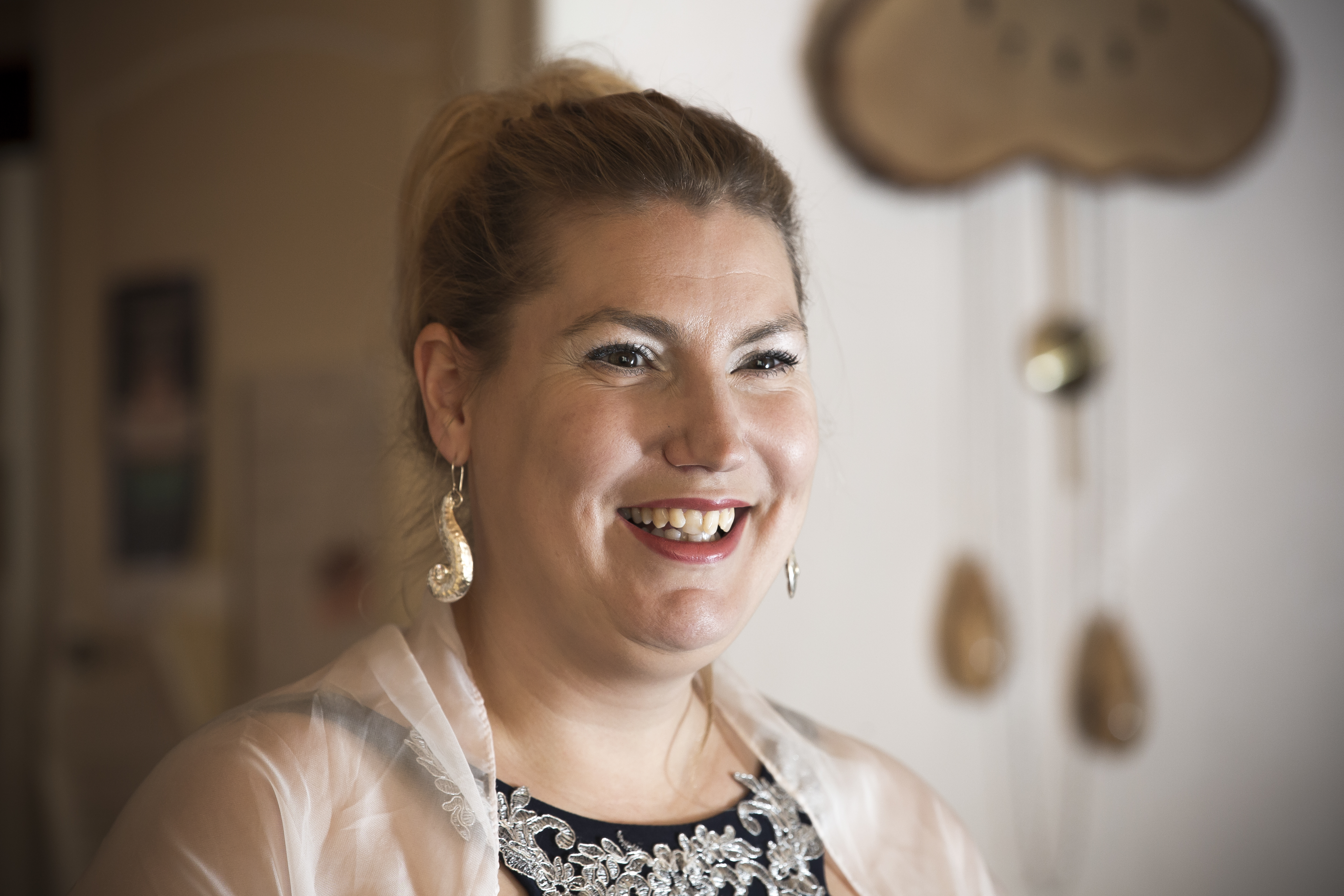 Katja Hänninen löysi juhlapuvun oululaisesta vaateliikkeestä jo kesällä. Tällä kertaa hän ei teettänyt itselleen design-pukua.