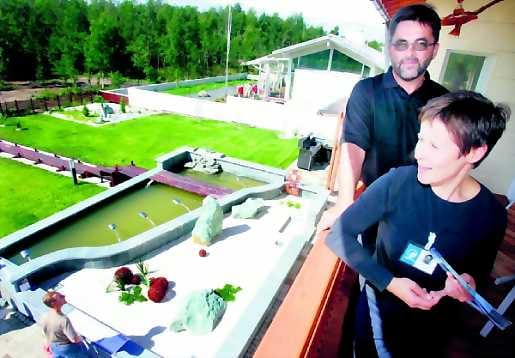 Pihasta paljon kehuja Helena ja Pekka Seppälän mukaan oman kodin esittely on mukavaa. Omalla asennoitumisella on suuri merkitys siihen, miten päivät sujuvat.