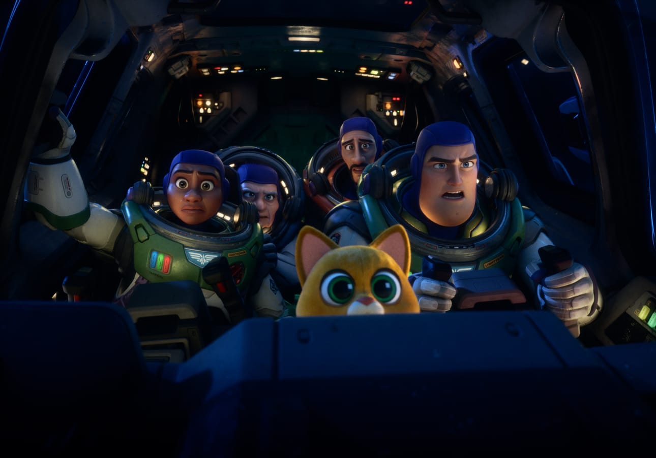 Buzz Lightyear (oik.) johtaa animaatiossa sekalaista sankarijoukkoa.