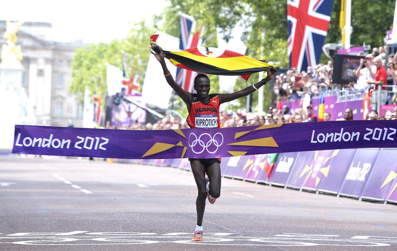 Ugandan Stephen Kiprotich juhli maratonin voittoa.