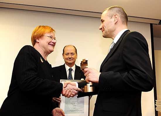 iLoq Oy:n toimitusjohtaja Mika Pukari (oik.) vastaanotto tasavallan presidentti Tarja Haloselta (vas.) Innosuomi 2008 -palkinnon Innosuomi-raadin puheenjohtajan, pääjohtaja Martti Enäjärven odotellessa vuoroaan.