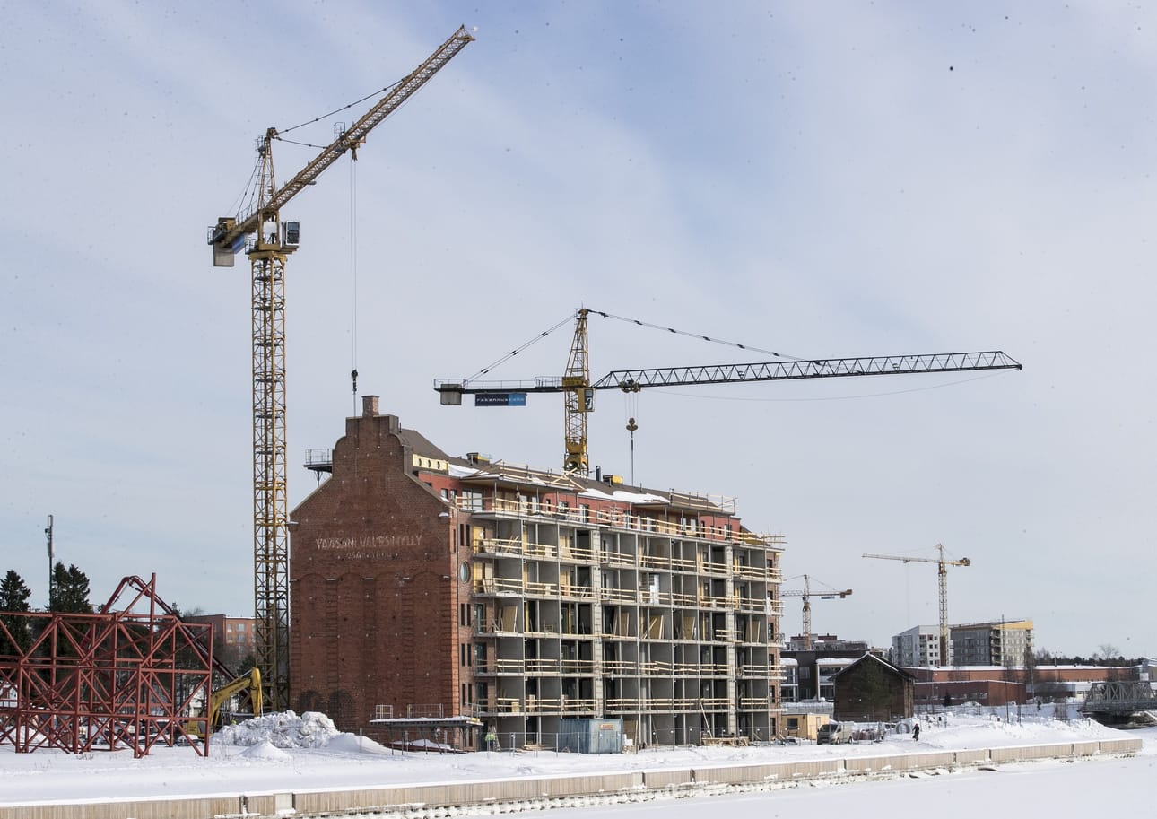 Tukkitie on Toppilansalmen tuntumassa. Toppilansalmessa on viime vuosina rakennettu runsaasti uusia taloja. Kuvassa vanhan myllyn paikalle rakennetun kerrostalon rakennustyöt.