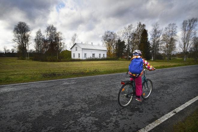 Suomi on täynnä syrjäseutujen vanhoja, remontoimattomia omakotitaloja. Vaikka sivukylillä hinnat eivät ole kummoisia, talot eivät silti meinaa kelvata kenellekään. Tämä talo Perhonjoen varrella Kaustisella saatiin myytyä puolen vuoden jälkeen. KUVA: Esko Keski-Vähälä