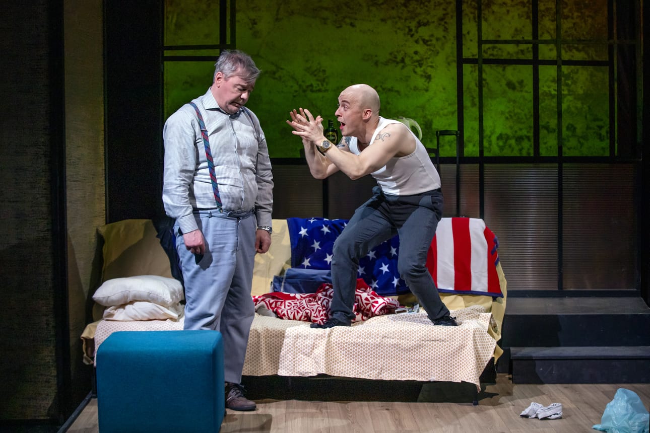 Olli Halttu nähdään Kemin teatterissa Raymond Babbittina ja Antti Kyllönen hänen Charlie- veljenään. Sademies on näytelmän ohjaajan sanoin "sydämellinen tarina erilaisuudesta ja toisen huomioon ottamisesta".