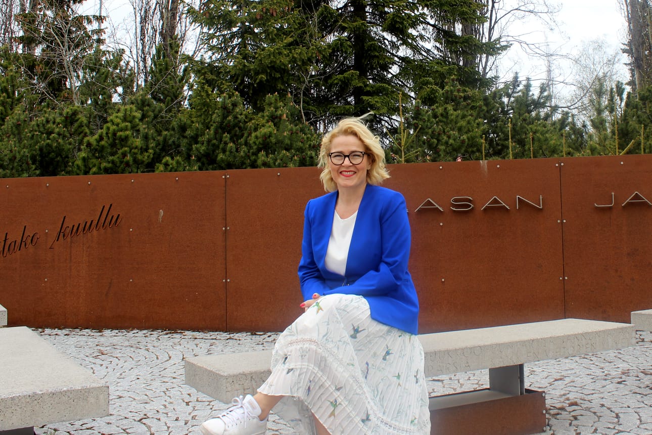 Miapetra Kumpula-Natri on jo ehtinyt järjestää railakkaat ABBA-syntymäpäiväbileet. Yhden lahjoistaan hän osti itse, neljän päivän purjehduskurssin. Ensi kesänä hän aikoo kokeilla, miltä purjeveneessä tuntuu.