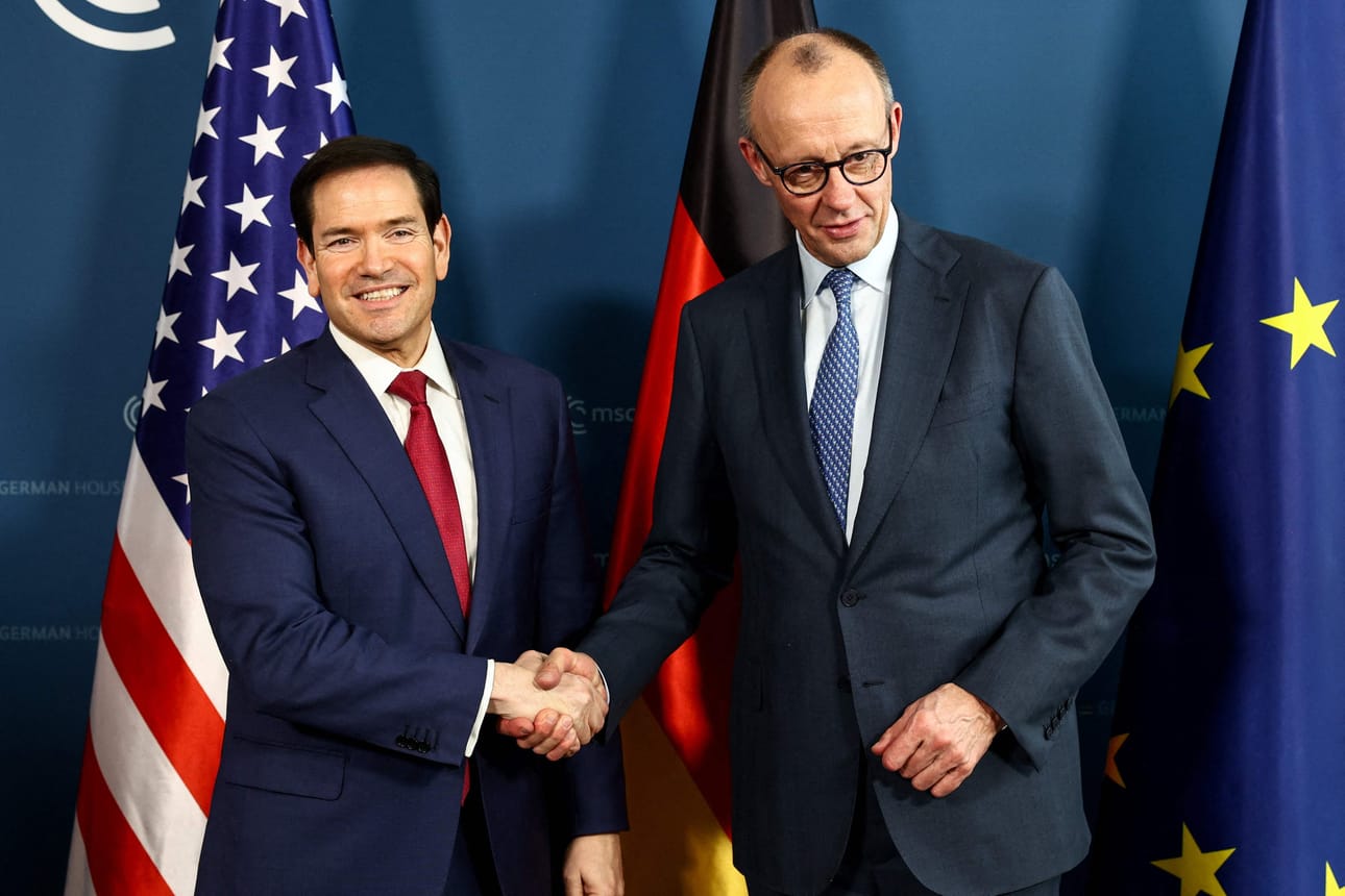 Saksan liittokansleri Friedrich Merz (oik.) ja Yhdysvaltain ulkoministeri Marco Rubio kättelivät kahdenvälisen kokouksen aikana Münchenin turvallisuuskokouksen (MSC) yhteydessä perjantaina Münchenissä.