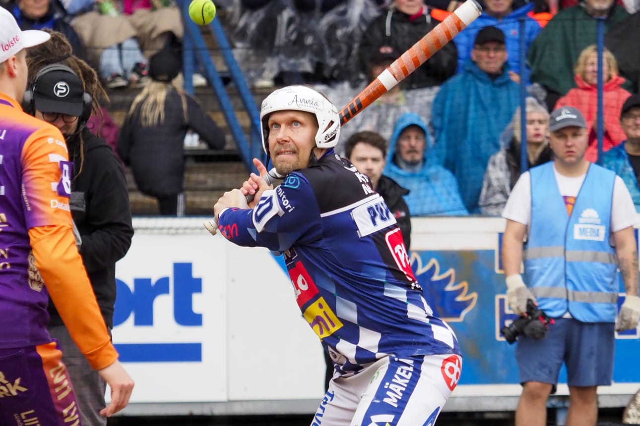impelin Henri Puputti lyömässä miesten Superpesiksen kolmannessa loppuottelussa.
