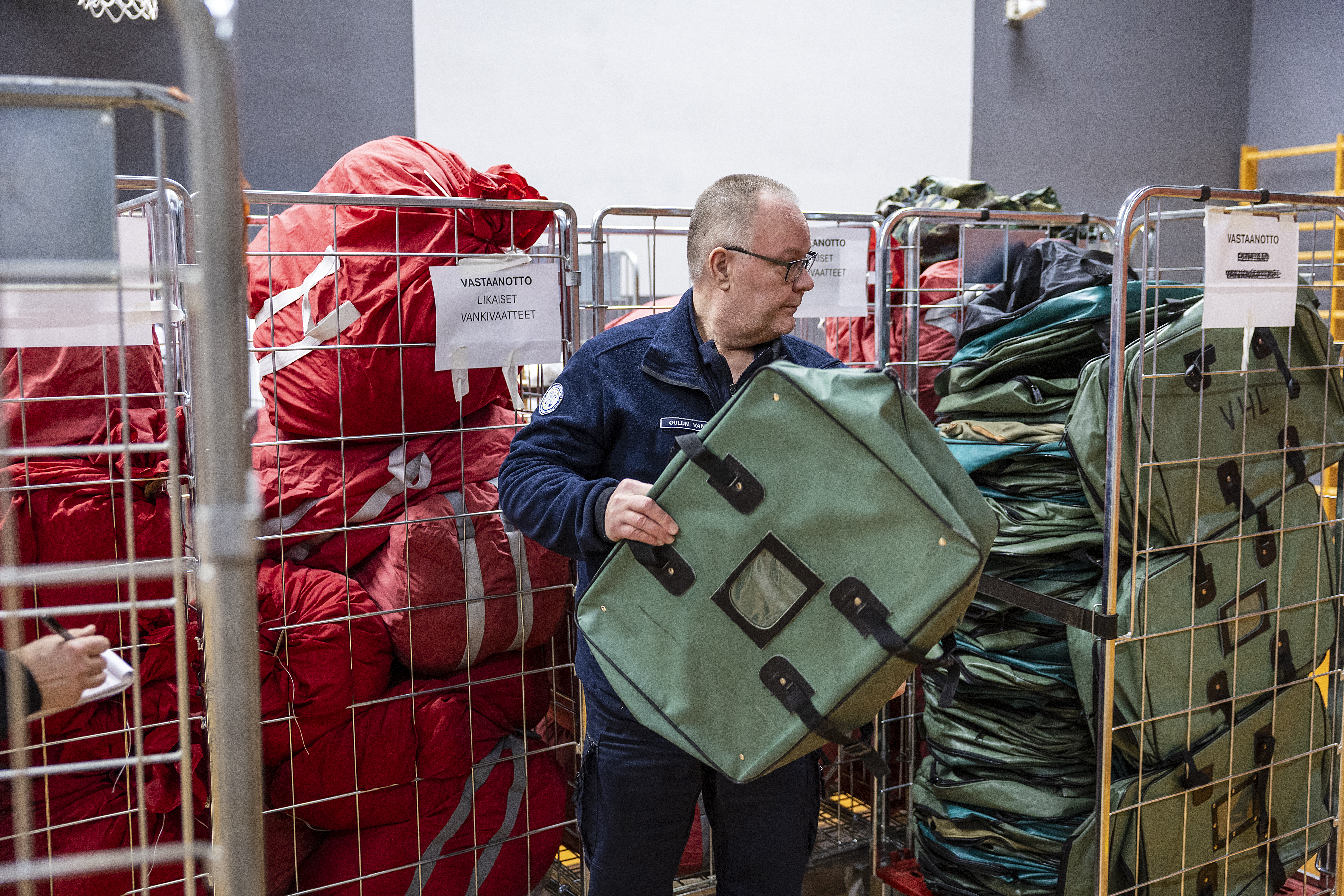 Jokainen vanki on saanut kaksi vankikassia. Niihin laitetaan heidän nimensä ja heidän tavaroitaan.
