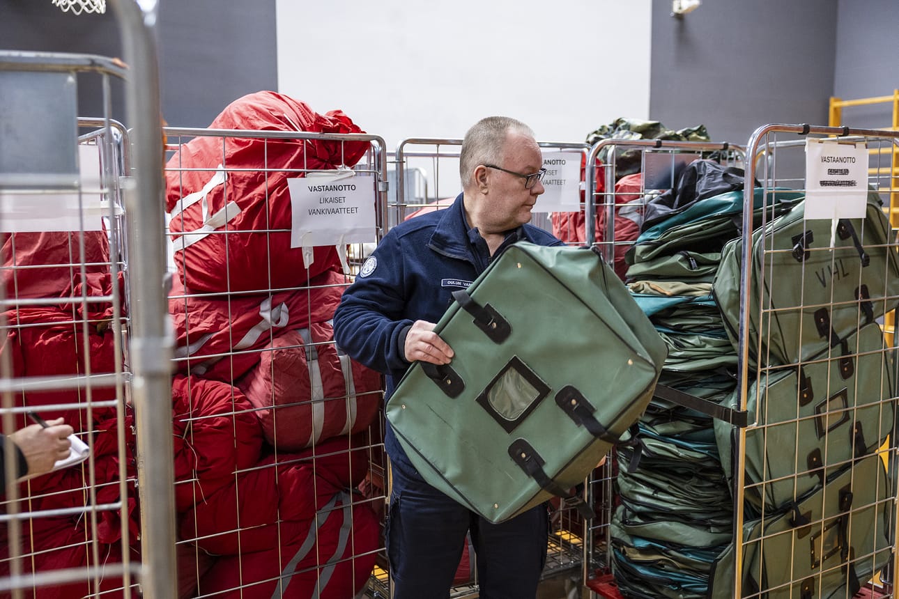 Jokainen vanki on saanut kaksi vankikassia. Niihin laitetaan heidän nimensä ja heidän tavaroitaan.