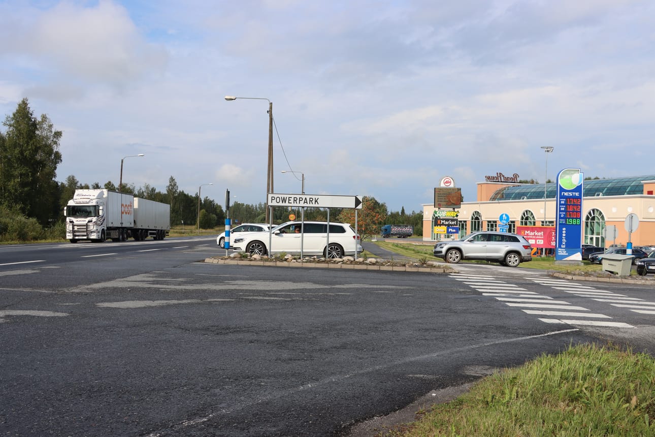 Valtatieltä 19 RoadHousen liittymästä mennään huvipuistoon ja kauppakeskukseen. Tiiviisti liikennöidyn tien toisella puolen on asuinalue ja ravirata.