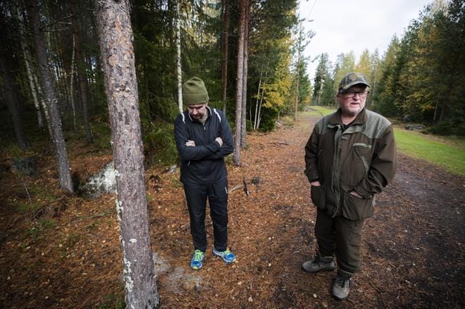Lenkkeilijä Kari Kankaanpää ja Laihian Eränkävijöiden petoyhdyshenkilö Vesa Mattila kävivät vielä keskiviikkona paikassa, jossa Kankaanpää kohtasi kaksi sutta tiistaina. KUVAT: JARNO PELLINEN