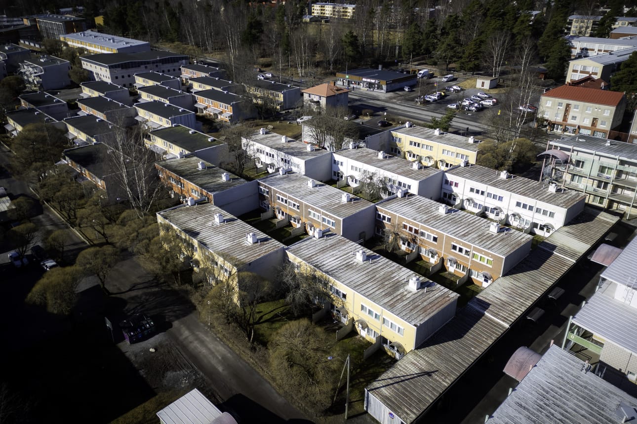 Kaksikerroksiset rivitalot on tarkoitus purkaa ja rakentaa tilalle uutta. Ensimmäisenä puretaan kaksi riviä lähinnä Palosaarentietä. Niiden tilalle tulee viisikerroksinen asuinkerrostalo. Palosaarentie kulkee kuvan yläosassa.