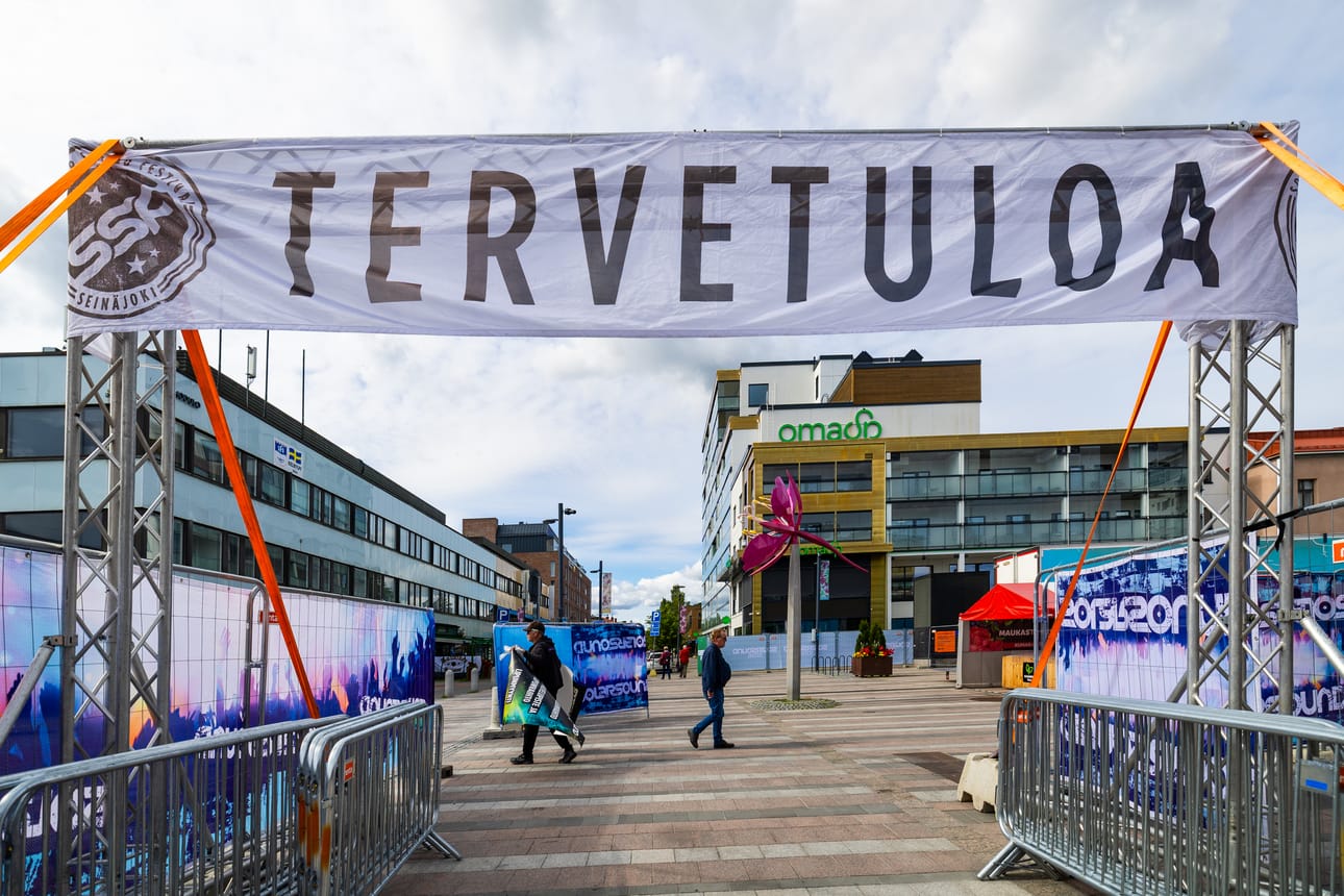 Aidattu keskustori on ihmisten käytössä vielä normaalisti rakennustöistä huolimatta.