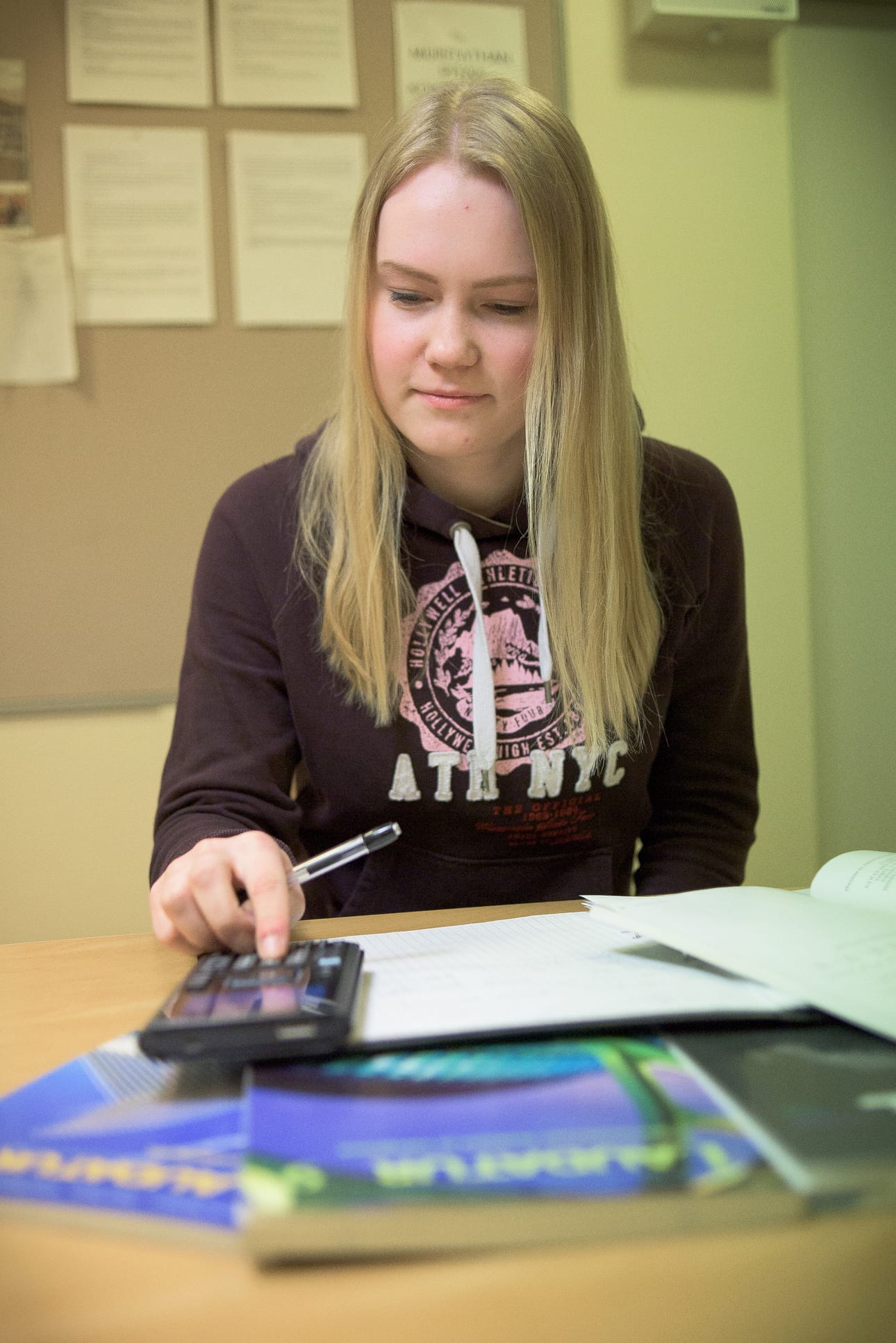 Heidi Kokkila myöntää pitkän matematiikan olevan työlästä, mutta haave opiskelupaikasta lääketieteellisessä tiedekunnassa antaa tarmoa opiskeluun.