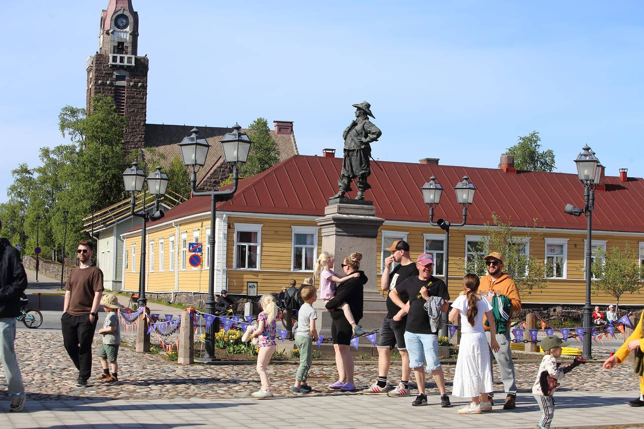 Pekka-patsaan ympäristössä oli vilinää lauantaina alkuillasta.