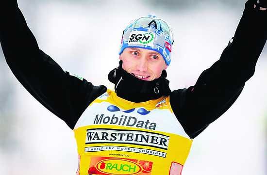 Onnellinen. Hannu Mannisen tuuletus norjalaisyleisölle oli erityisen lämmin, kun sprinttivoitto irtosi taistelun jälkeen.