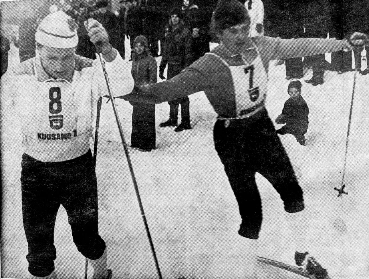 Kari Kämäräinen (oik.) lähettää ankkurin Kalevi Oikaraisen matkaan Pudasjärven maakuntaviestissä vuonna 1973.