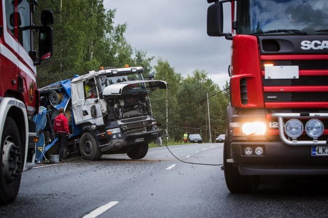 Loka-auto väisti eläintä, jonka vuoksi ajoi ulos tieltä. KUVA: OUTI NEUVONEN