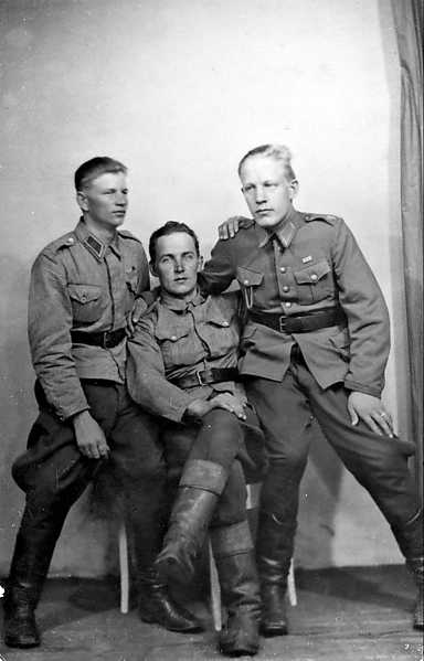 <b>Sotapojat. </b>Kaverukset Toivo <br>Heikkinen (oik.), Ilmari Hyttinen ja <br>Antti Korhonen piipahtivat kuvassa.