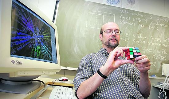 Unkarilainen Ernö Rubik kehitti Rubikin kuution arkkitehtiopiskelijoiden kolmiulotteisen ajattelun parantamiseksi, kertoo matemaatikko Markku Niemenmaa.