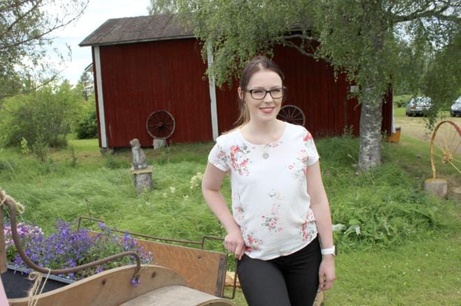 Julia Forsby pitää kesäkahvilaa takana näkyvässä, vanhassa viljavarastossa Heikkilänjoella. KUVA: LOTTA KALLIO