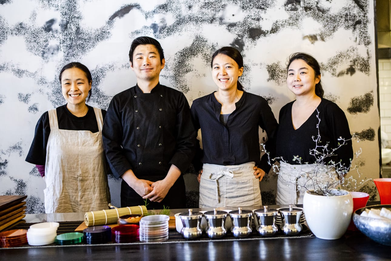 Korealainen ravintola Hanki avasi keskelle koronaa Rovaniemellä. Rvaintolassa työskentelevät Chi Hyun Kim (as.), Yeongmin Park, Jieun Kim ja Yumi Kim.