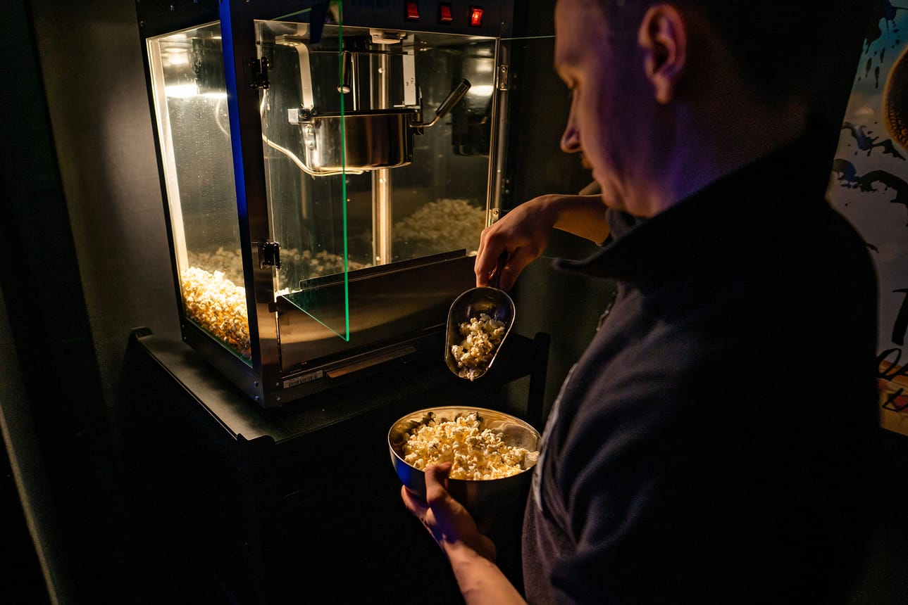 Kuru Loungessa on myös popcorn-kone. Popcorn-koneen voi tilata osaksi palvelua, jolloin tarjolla on lämpimiä poppareita koko elokuvahetken ajan.