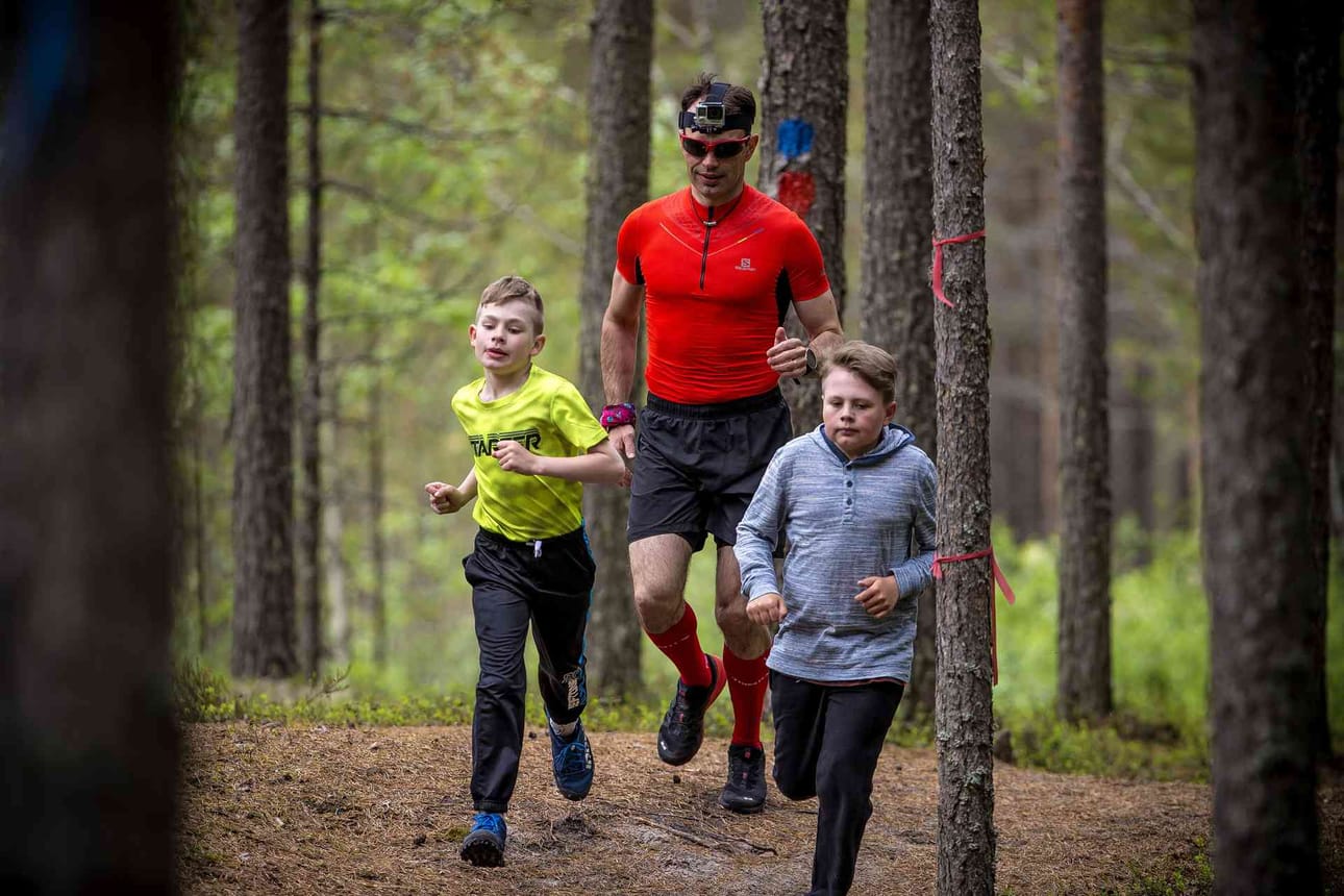 Pohjanmaan Polkujuoksu Cupin Raahen osakilpailun puuhamies Marko Krapu kävi poikiensa Aleksin ja Antonin kanssa testaamassa kisareittiä.
