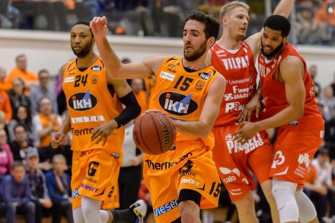 Karhun Kammeon Holsey ja Tate Unruh sekä Vilppaan Juho Nenonen ja Al’lonzo Coleman ottelun tuoksinassa. KUVA: ERKKI HAUTAVIITA