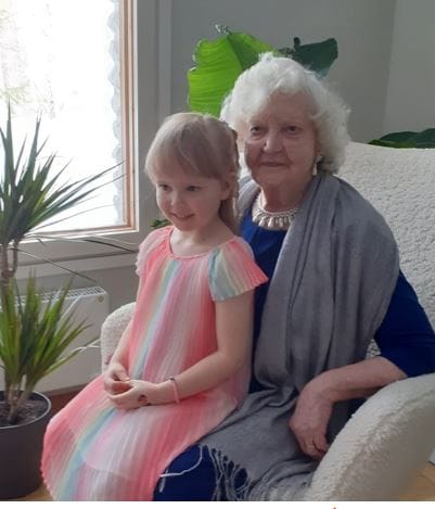 Alli Himmanen pääsi viime viikonloppuna lapsenlapsenlapsensa Vilman syntymäpäiville Savonlinnaan.