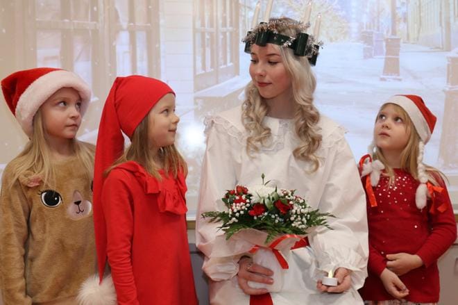 Emmi Tuuri, Viivi Saarimaa ja Elsa Koivumäki pääsivät vaihtamaan kuulumisia vasta kruunatun Lucian, Julia Rantalan kanssa. KUVA: ANU NAHKALA