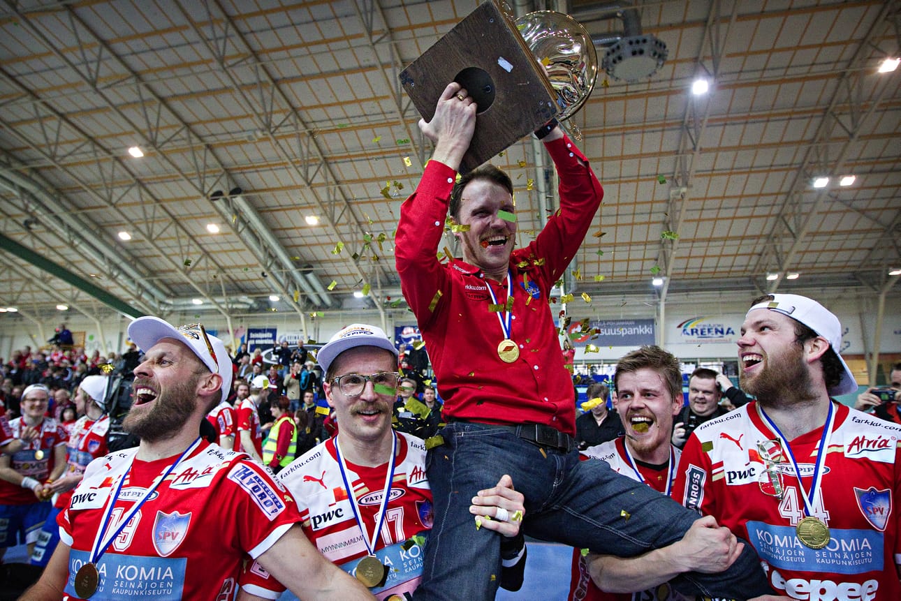 Päävalmentaja pääsi kultatuoliin SPV:n mestaruusjuhlissa Seinäjoki Areenassa keväällä 2012. Arkistokuva.
