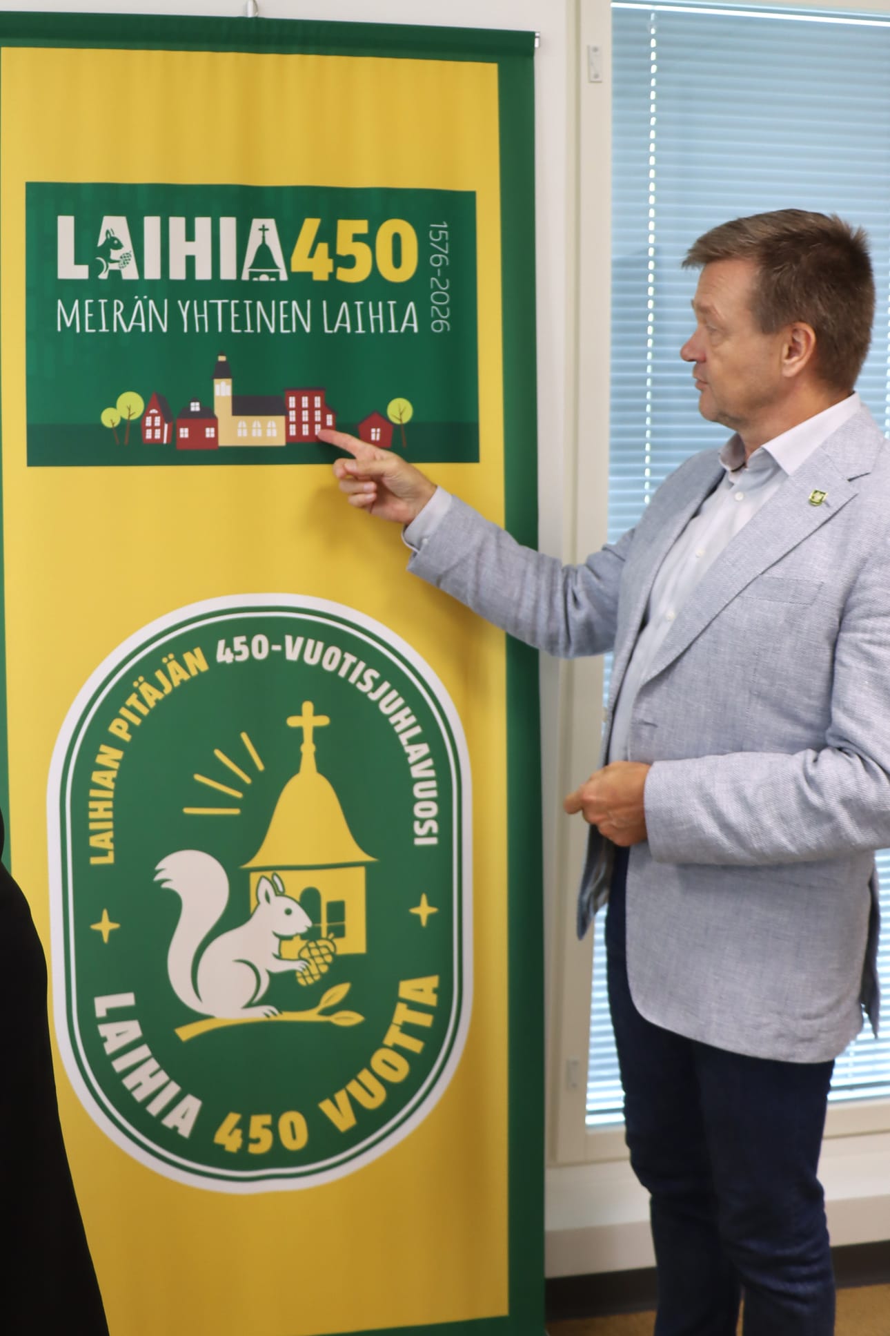 Kunnanjohtaja Jari Rantala esittelee Laihian juhlavuoden graafista ulkoasua. Logossa on orava, joka on Laihian vanha symboli. Logon on suunnitellut juhlavuoden projektipäällikkö Mikael Björkman, joka on toiminut myös Jakkurokin järjestäjänä.