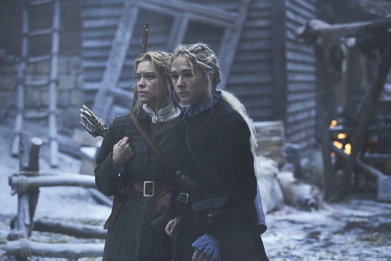1500-luvulle sijoittuvan Stockholm Bloodbathin polttopisteessä on kaksi kostonhimoista sisarusta (Alba August, Sophie Cookson).