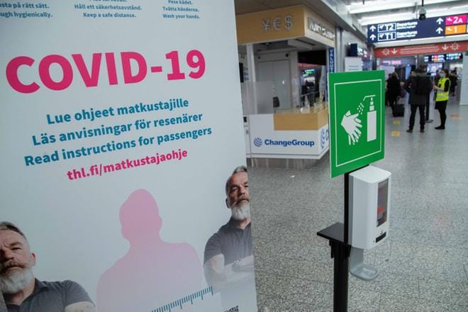 Maahantulon rajoituksia ja EU:n sisärajatarkastuksia jatketaan. Lentoasemilla jaetaan myös ohjeita koronaviruksen leviämisen estämiseksi. KUVA: Mauri Ratilainen/arkisto