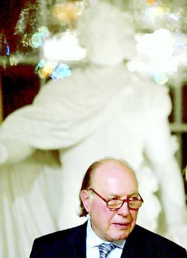 Yhtä juhlintaa. Nobel-viikko käynnistyi jo viime viikolla. Joulukuun 7. tämän vuoden nobelisti ImreKertész luennoi Tukholmassa Ruotsin kuninkaallisessa akatemiassa. Taustalla Kustaa III:n,akatemian perustajan patsas.