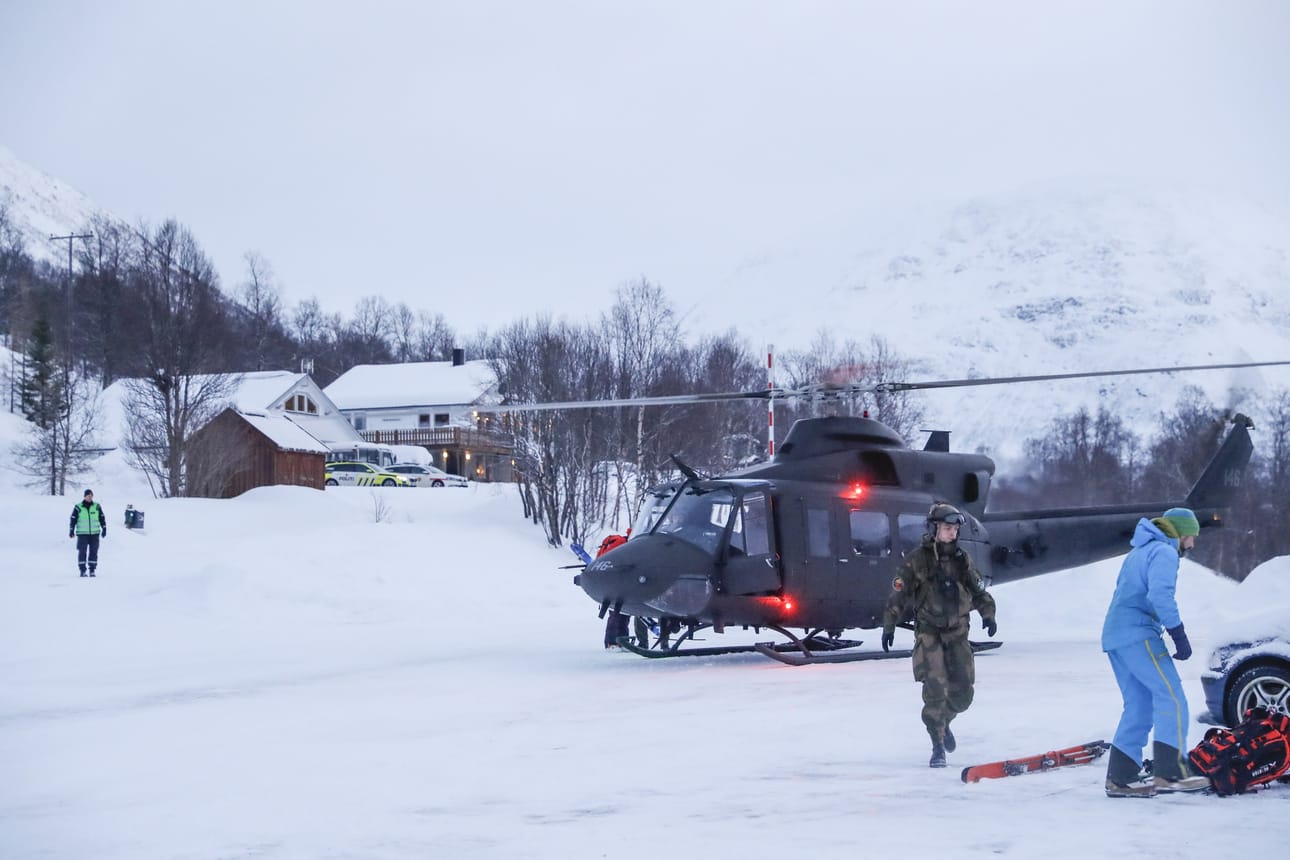 Armeijan helikopteri ja pelastusviranomaiset valmistautuvat pelastusoperaatioon Blåbærfjellet-tunturin lähistöllä.