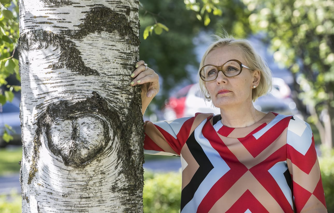 ”Tässä työssä täytyy säilyttää tietty herkkyys, mutta liika empaattisuus pitää karsia. Hommassa pärjää, jos on kutsumusta”, julkinen oikeusavustaja Ulla Riekki kertoo.