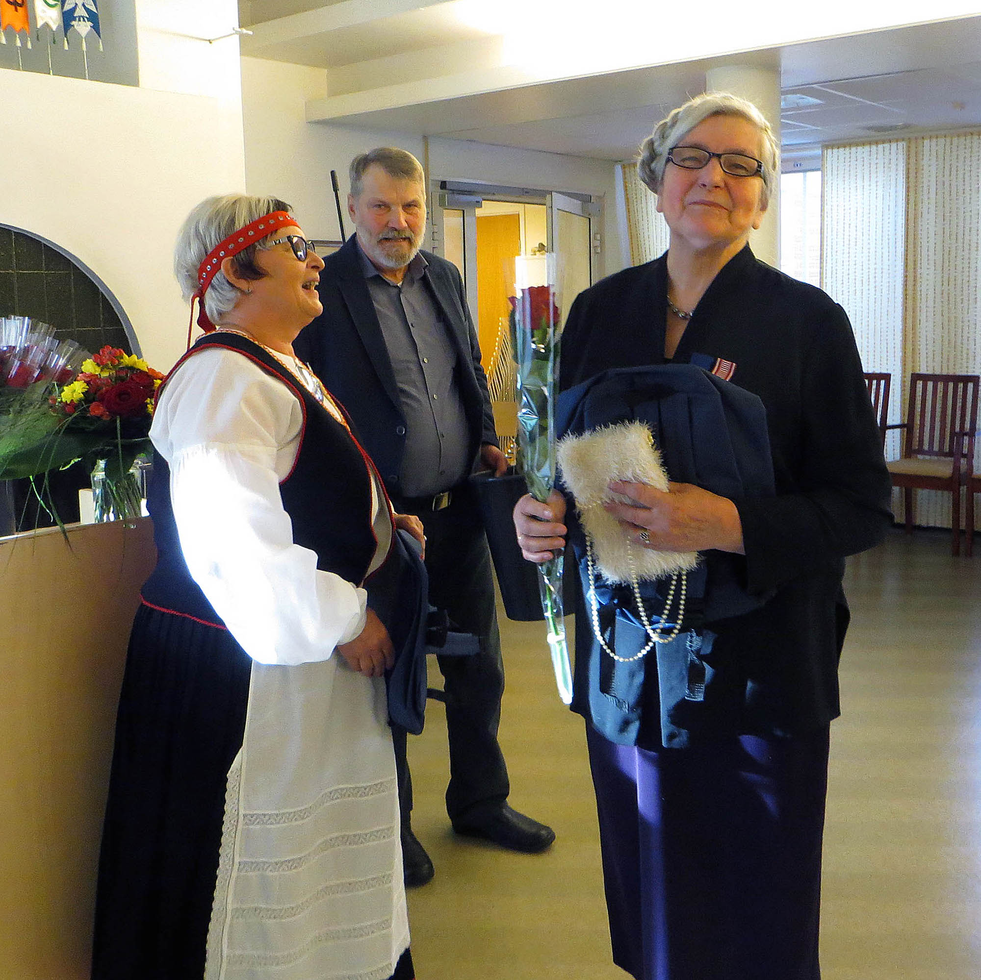 Eeva Holmin (oikealla) sinnikkyyden ansiosta Saarenkartano saatiin Hailuotoon. Kuvassa myös vs. perusturvajohtaja Arja Rantapelkonen ja perusturvalautakunnan puheenjohtaja Markku Ketola.