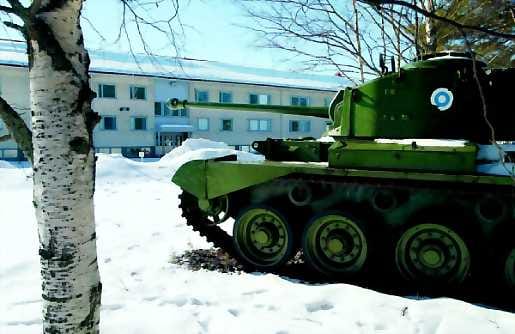 Sulassa sovussa. Hiukkavaaran kasarmialuetta isännöi puolustusvoimien lisäksi Kapiteelikiinteistöt, joka on vuokrannut tyhjiä kasarmitiloja erilaisille yrityksille. Pohjan prikaatin Kajaanin siirron jälkeen Hiukkavaarassa on järjestetty kertausharjoituksia ja maanpuolustuskursseja.