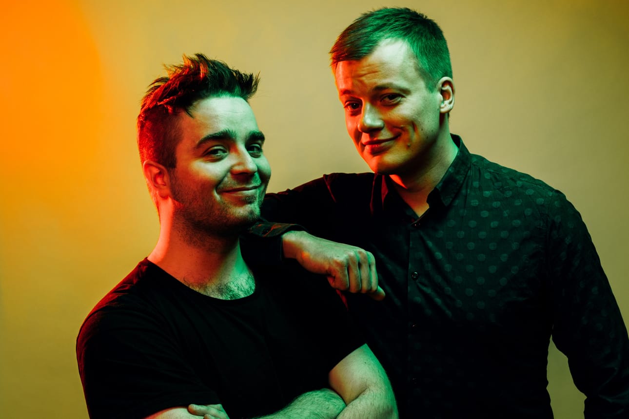 Ted Forsström ja Kaj Korkea-aho ovat pitäneet hauskaa 1990-luvun kouluvuosista lähtien. Miesten uusin yhteinen tuotos on varhaisteinien kirjasarja, joka ylsi Finlandia-kisan finaaliin.