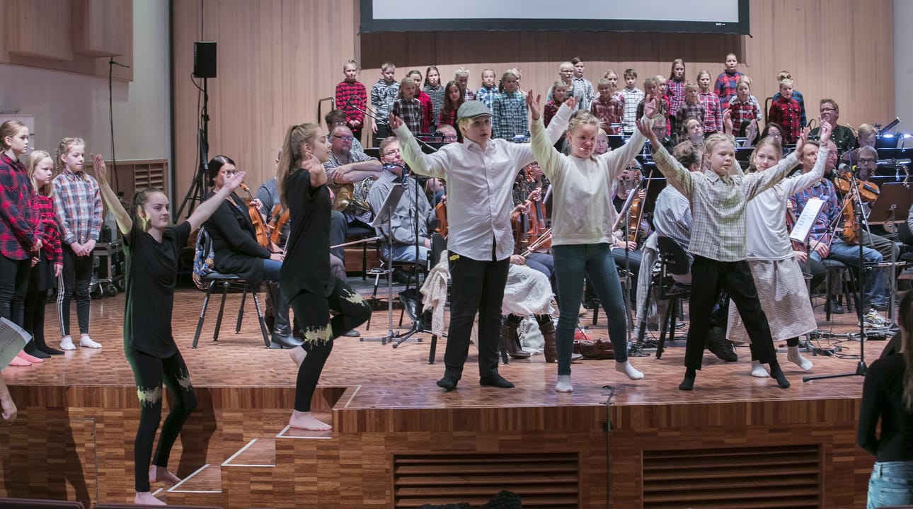 Konsertin tähtiä ovat nuoret laulajat ja tanssijat.