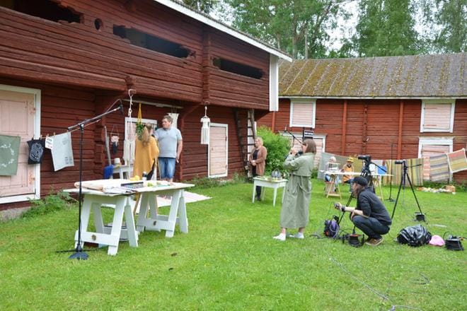 Kuvaajat Alexandra Mäenpää ja Joel Riskumäki ikuistavat Sanna Peltoluhdan antamat makramee-solminnan ohjeet, joista tuottaja-juontaja Joonas Autio tekee asiaankuuluvia kysymyksiä. Kuvat: Outi Rantala