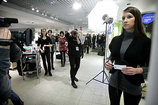 Mallin ura kiehtoo nuoria naisia. Näin voidaan päätellä ainakin siitä väenpaljoudesta, mikä Oulun Stockmannille syntyi Nelosen metsästäessä osallistujia Suomen huippumalli haussa -ohjelmaan.  Kuusamolainen Heli Käsmä oli ensimmäisten hakijoiden joukossa.