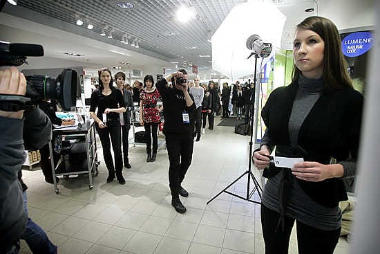 Mallin ura kiehtoo nuoria naisia. Näin voidaan päätellä ainakin siitä väenpaljoudesta, mikä Oulun Stockmannille syntyi Nelosen metsästäessä osallistujia Suomen huippumalli haussa -ohjelmaan. Kuusamolainen Heli Käsmä oli ensimmäisten hakijoiden joukossa.